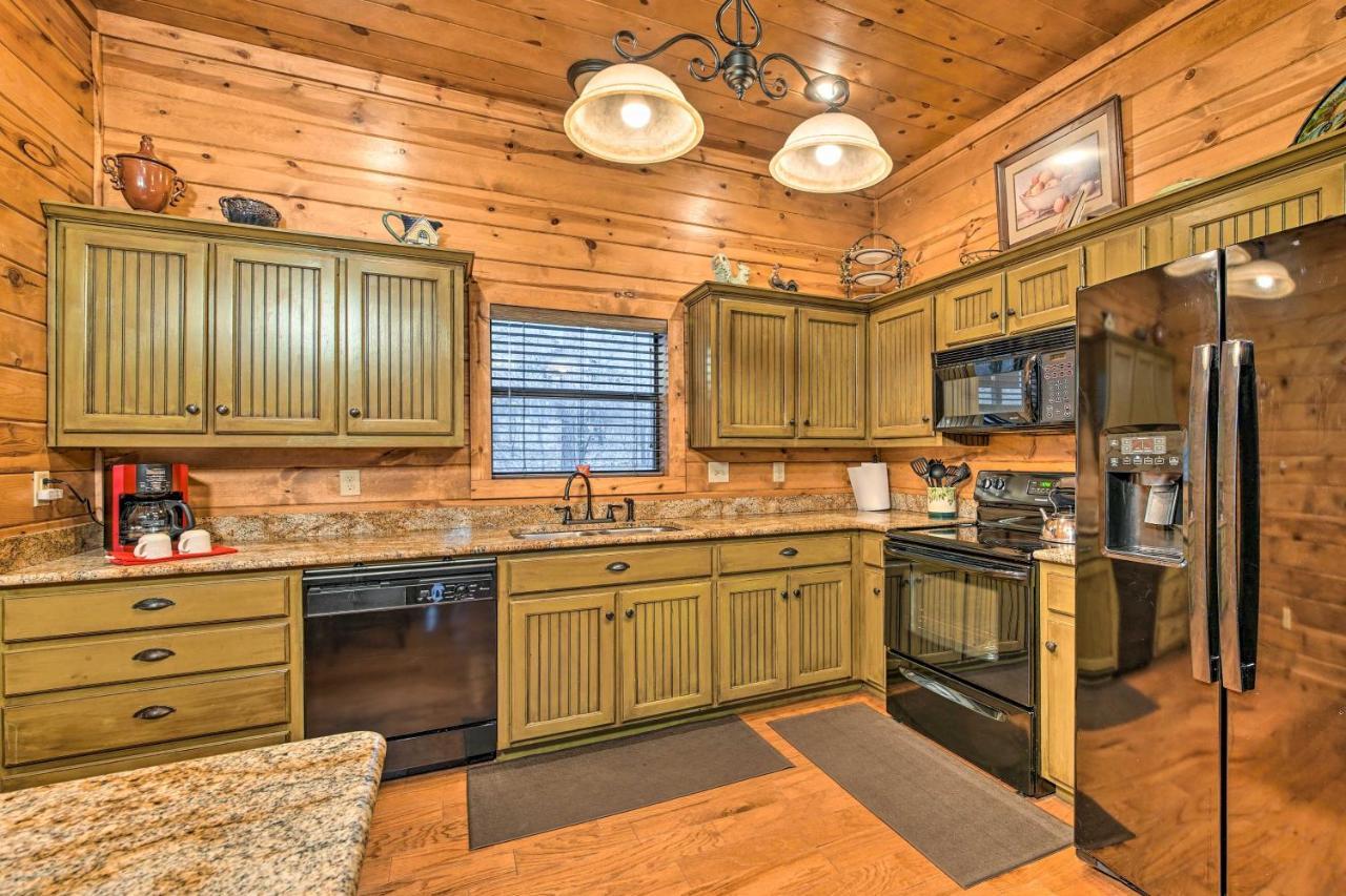 Broken Bow Cabin With Deck, Hot Tub And Fire Pit! Luaran gambar