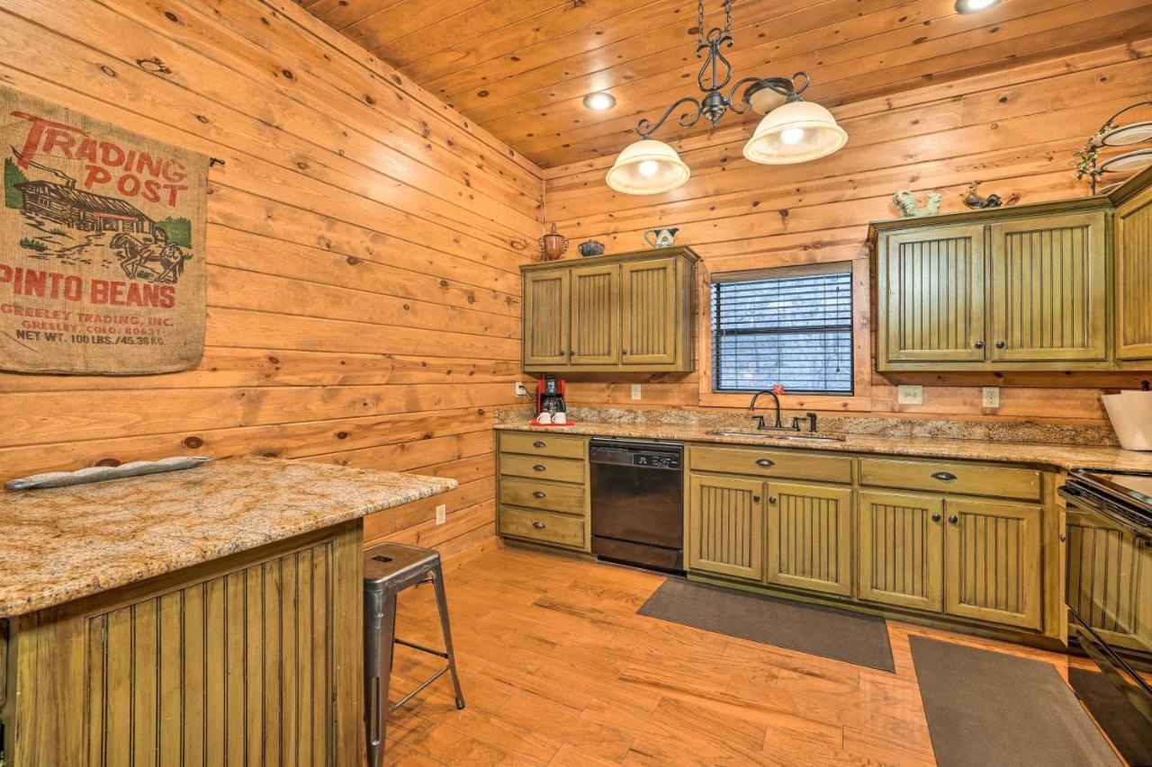 Broken Bow Cabin With Deck, Hot Tub And Fire Pit! Luaran gambar