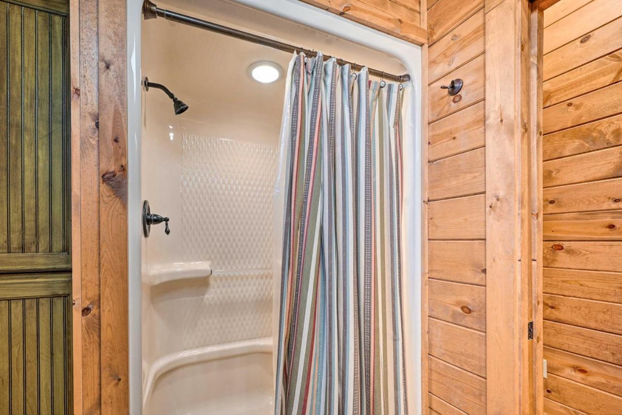 Broken Bow Cabin With Deck, Hot Tub And Fire Pit! Luaran gambar