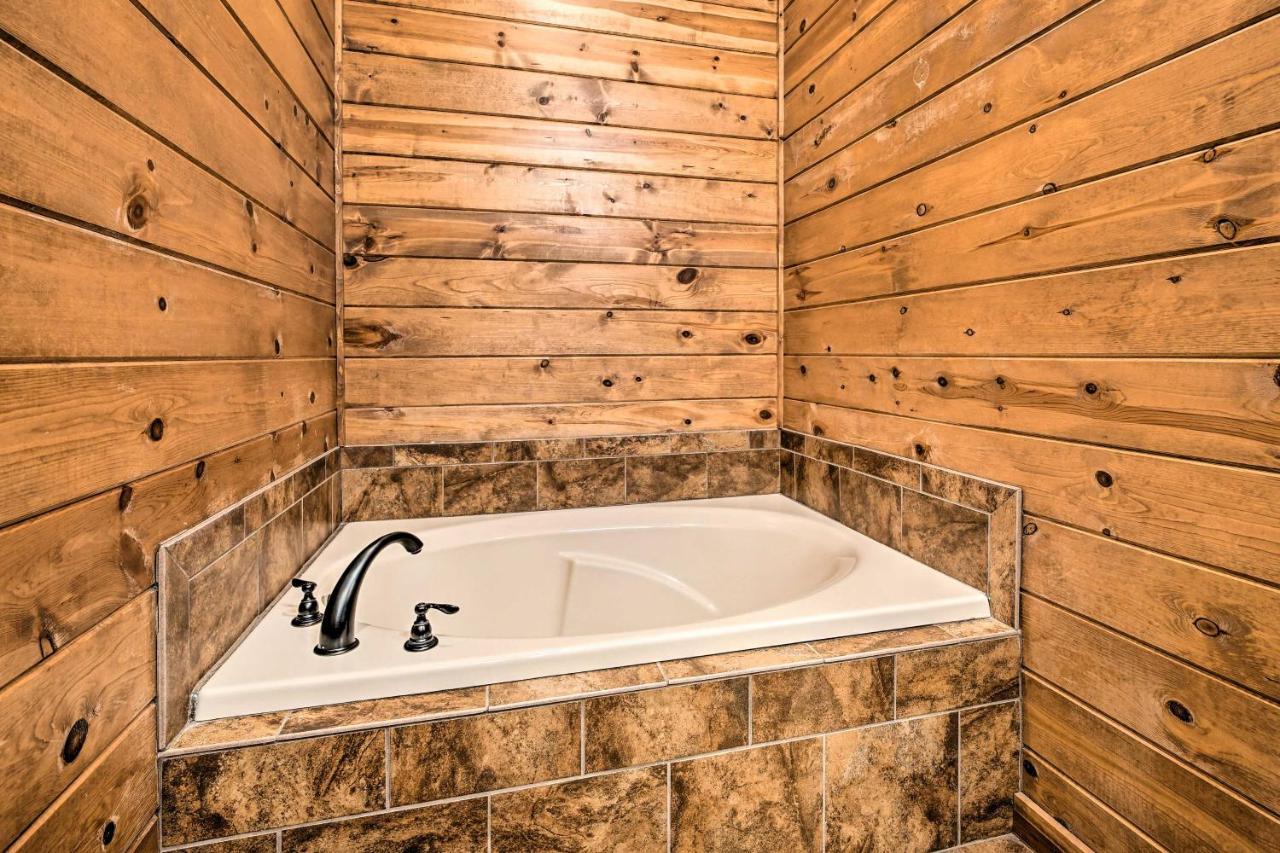 Broken Bow Cabin With Deck, Hot Tub And Fire Pit! Luaran gambar