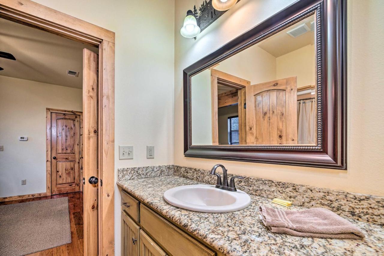 Broken Bow Cabin With Deck, Hot Tub And Fire Pit! Luaran gambar