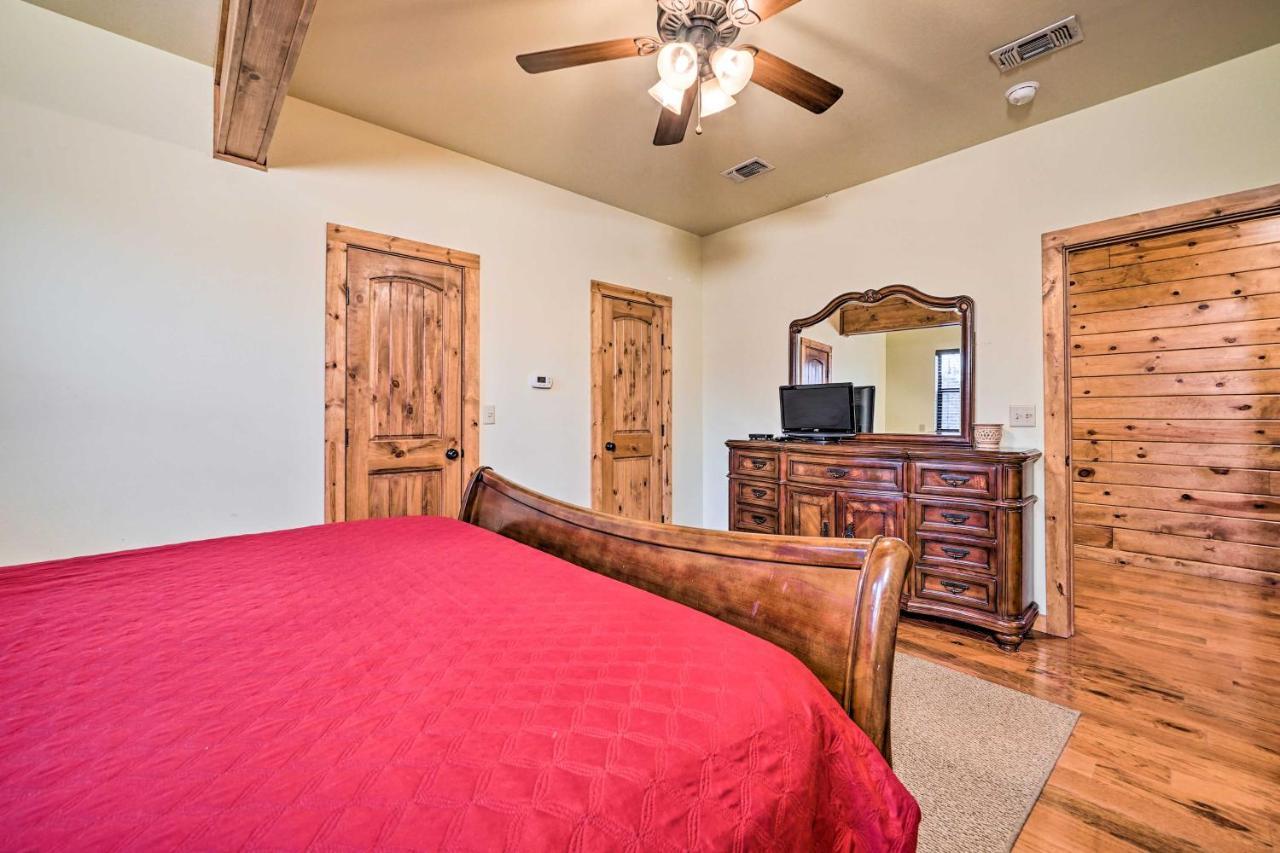 Broken Bow Cabin With Deck, Hot Tub And Fire Pit! Luaran gambar